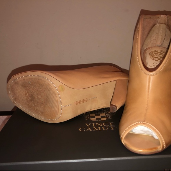 Vince Camuto open toe, top slit, back gold zip; very nice, sexy and classy; - Picture 7 of 12